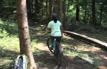 Bikerin im Wald G2