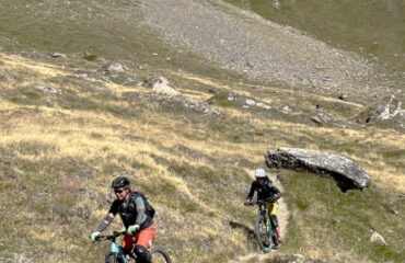 Wallis Wochenende mit zwei Bikerinnen auf flowigem Trail